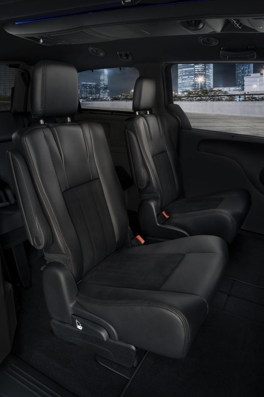 Интерьер Dodge Grand Caravan 35th Anniversary (RT) 2019 года  (фото 3 из 3)